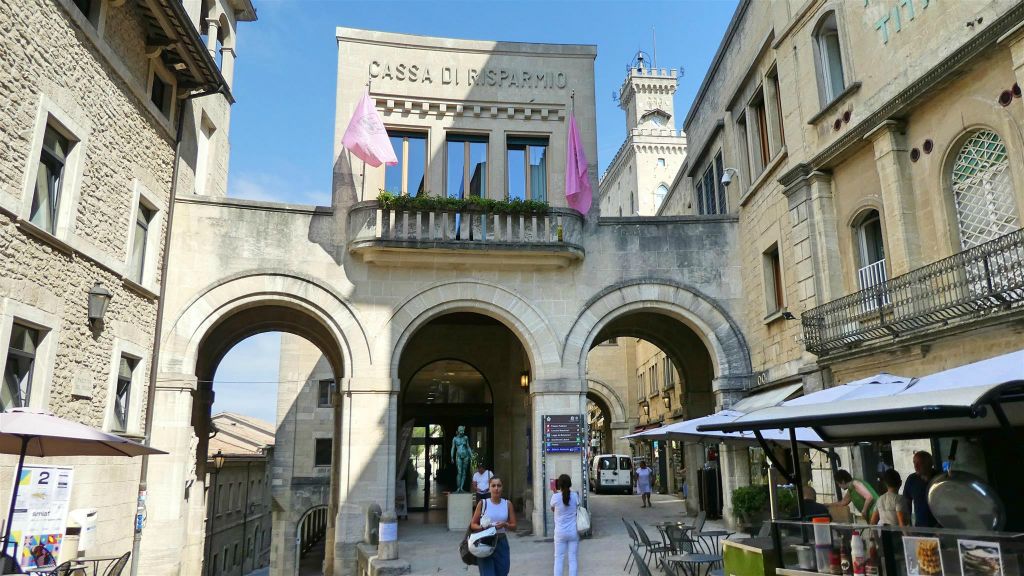 SAN MARINO - het hoofdkantoor van spaarbank van de republiek San Marino