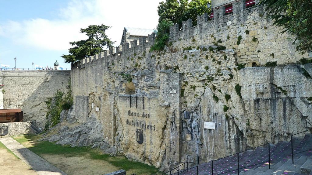 SAN MARINO - de "Cava dei Balestrieri", een steengroeve voor kruisboogschutters