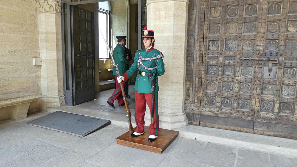 SAN MARINO - een wacht bij het Palazzo Publicco