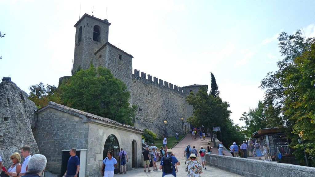 SAN MARINO - een verdedigingsmuur van het fort van Guaita