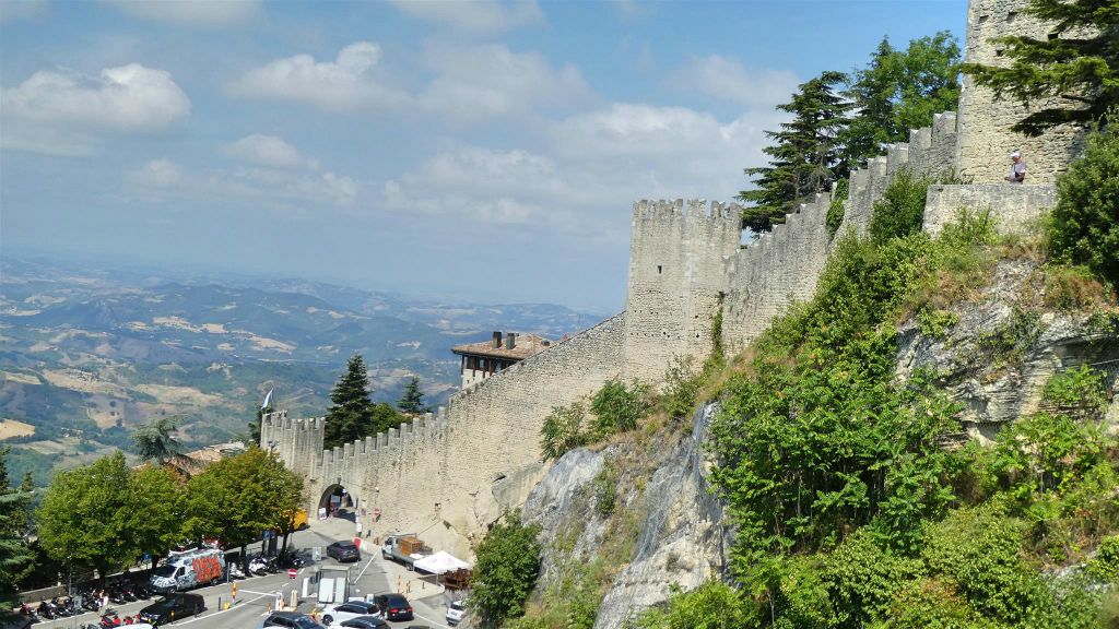 SAN MARINO - een verdedigingsmuur van het fort van Guaita