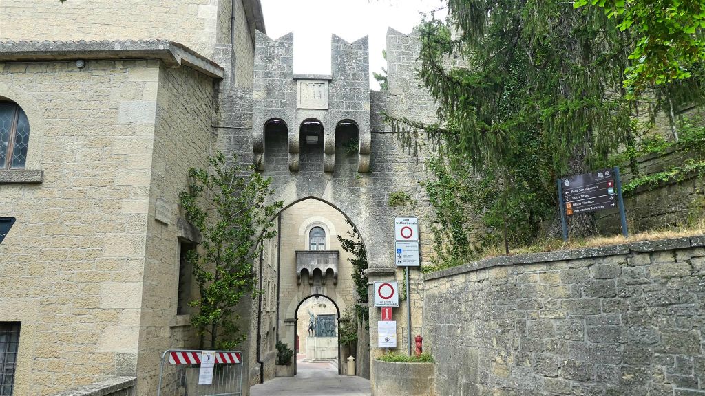 SAN MARINO - een stadspoort