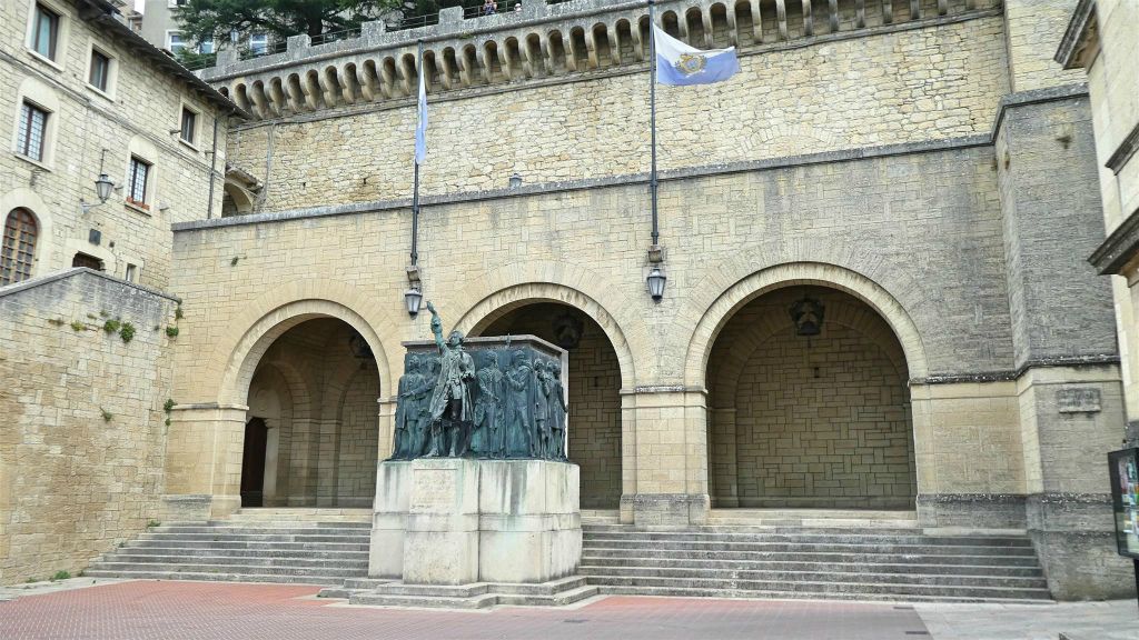 SAN MARINO - het Girolamo Gozi monument