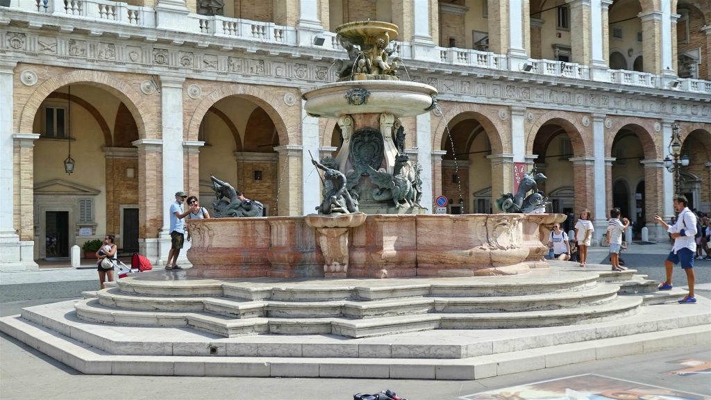 LORETO - de Maggiore fontein op het plein Piazza della Madonna