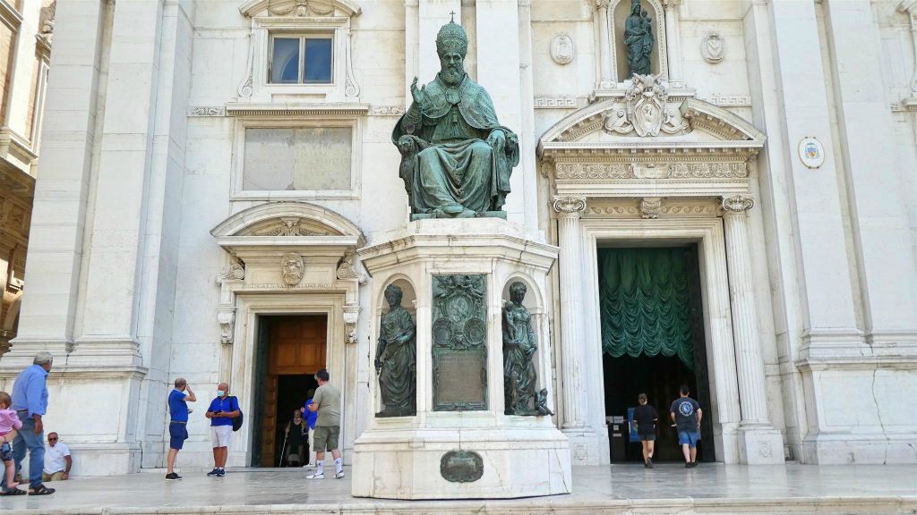 LORETO - het Papa Sisto V monument