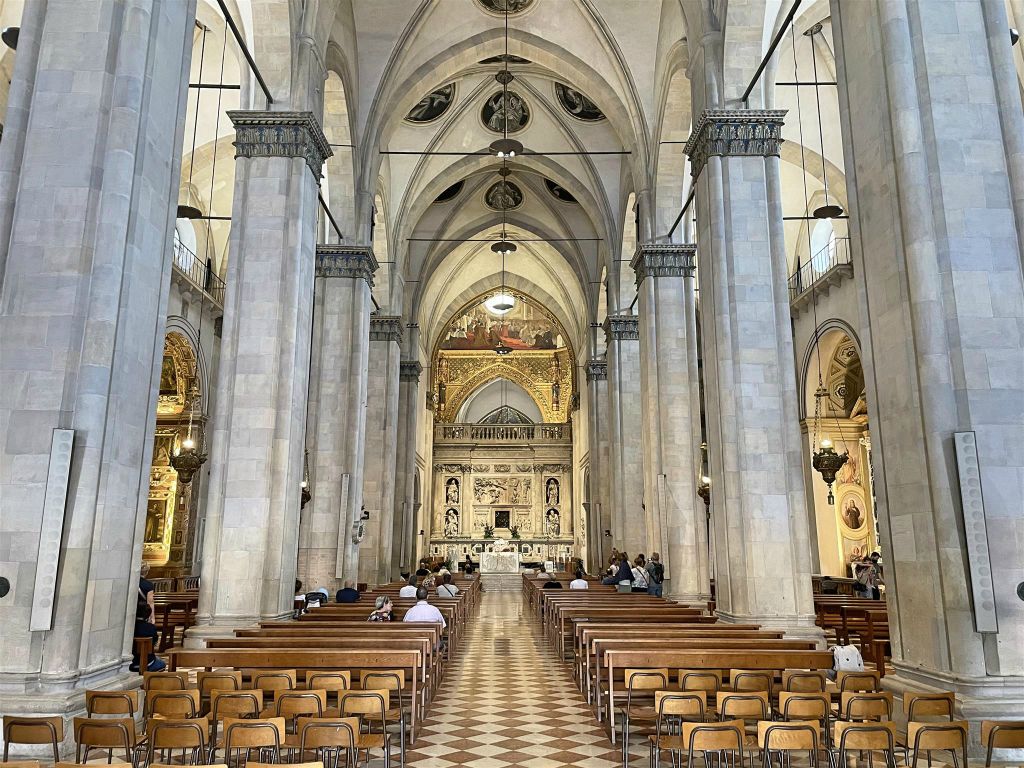 LORETO - binnen in de basiliek van het heilig huis