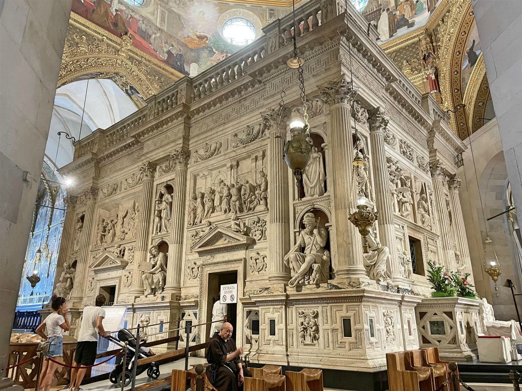 LORETO - de ruimte binnen in de basiliek van het heilig huis waar de zwarte Madonna zich bevind