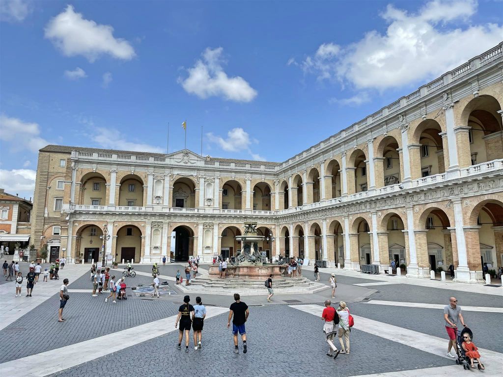 LORETO - het plein Piazza della Madonna