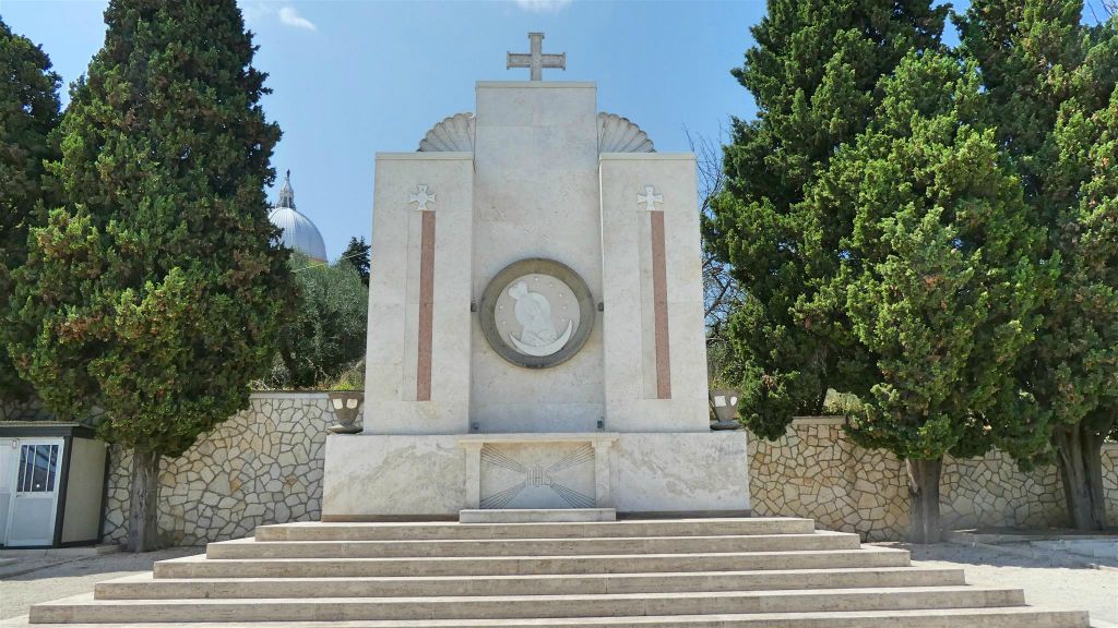 LORETO - een monument op een Poolse militaire begraafplaats