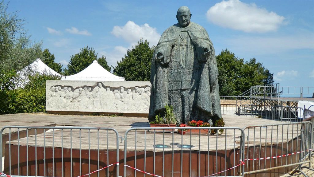 LORETO - een standbeeld ter ere van paus Johannes XXIII