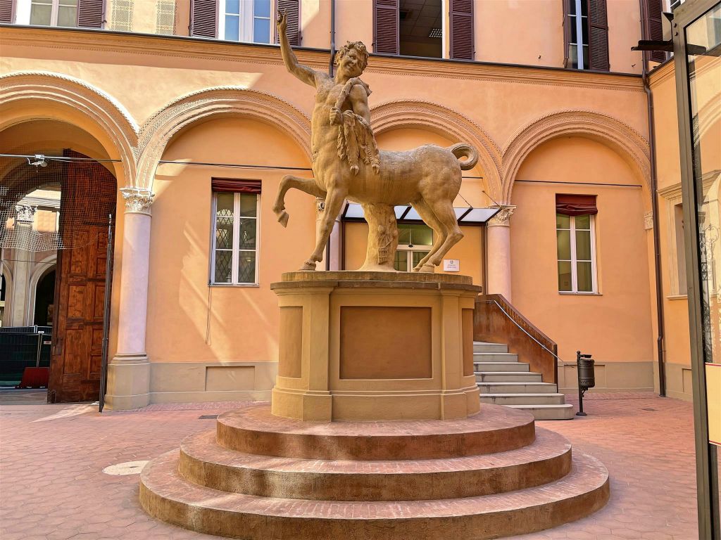 BOLOGNA - een Centaur-standbeeld bij de rechtbank