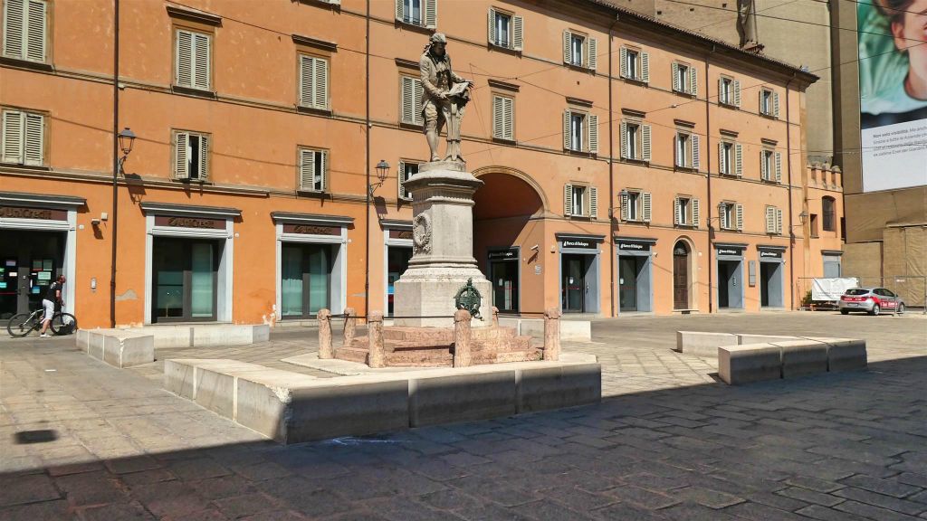 BOLOGNA - een standbeeld ter ere van de Italiaanse arts en natuurwetenschapper Luigi Galvani (1737-1798)