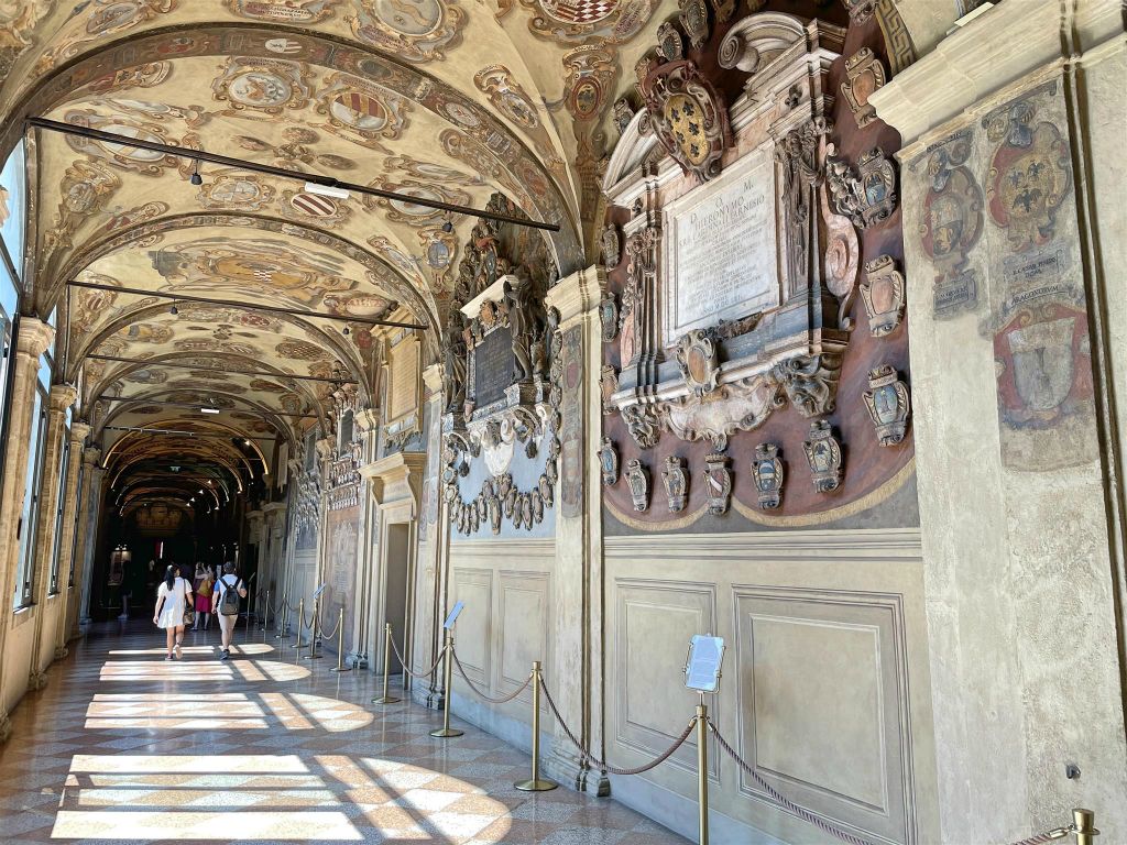 BOLOGNA - een gang van de universiteitsbibliotheek