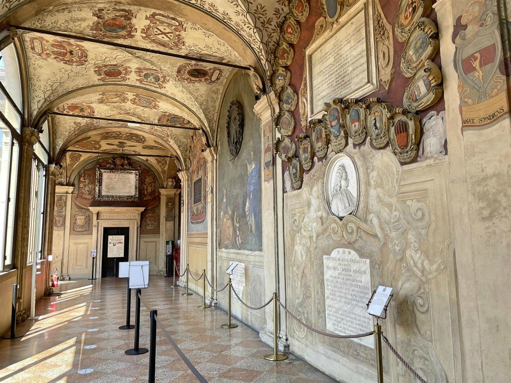 BOLOGNA - een gang van de universiteitsbibliotheek