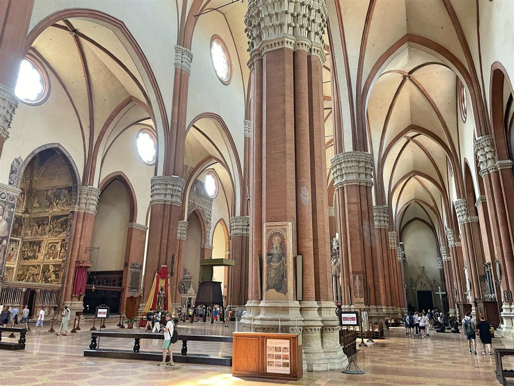 BOLOGNA - binnen in de Sint-Petroniusbasiliek