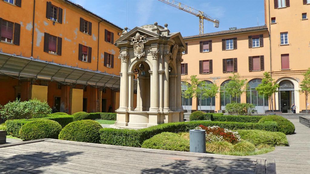 BOLOGNA - een binnenplaats van het Palazzo d'Accursio