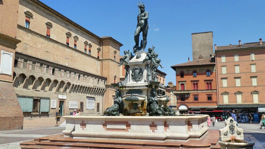 BOLOGNA - een neptunusfontein op het plein Piazza del Nettuno