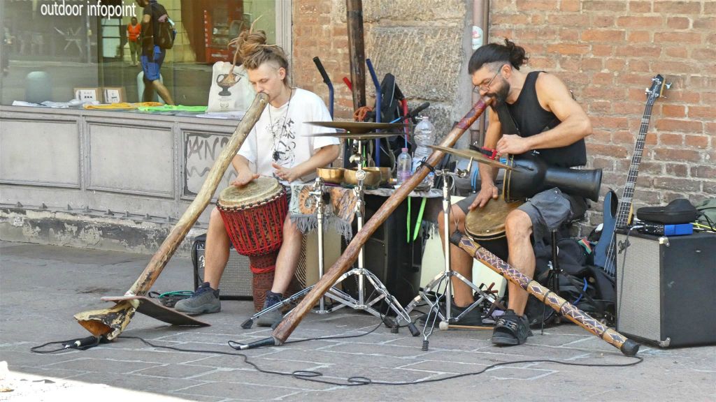 BOLOGNA - twee straatmuzikanten