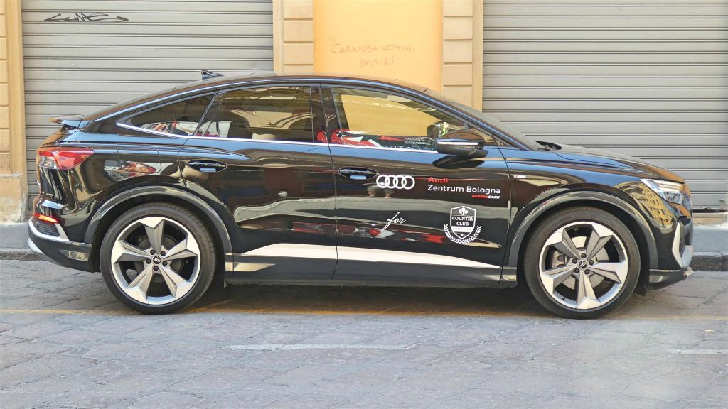 BOLOGNA - een Audi Q4 e-tron