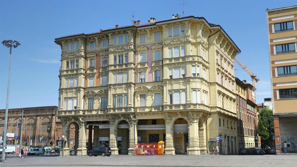 BOLOGNA - een gebouw aan het plein Piazza dell'Otto Agosto