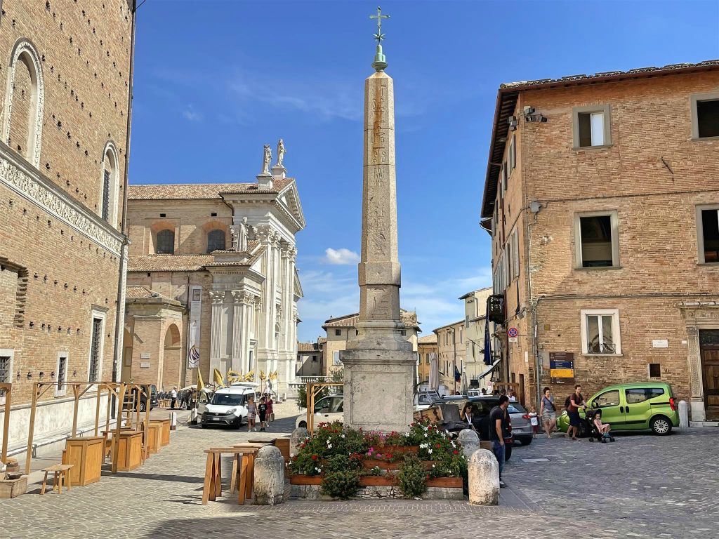 URBINO - de obelisk van Urbino