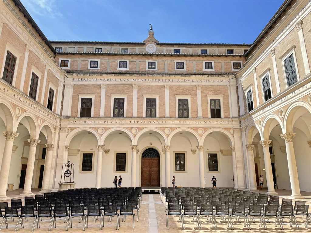 URBINO - een binnenplaats van het Palazzo Ducale