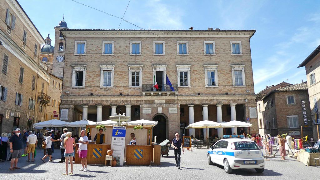 URBINO - het gebouw van de sociale zekerheid (INPS)