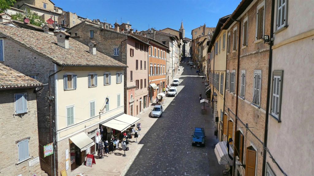 URBINO - de Via Giuseppe Mazzini straat