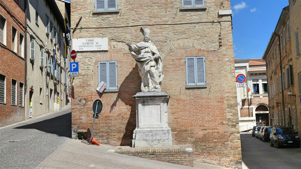 URBINO - een standbeeld ter ere van paus Clemens XI (1649-1721)