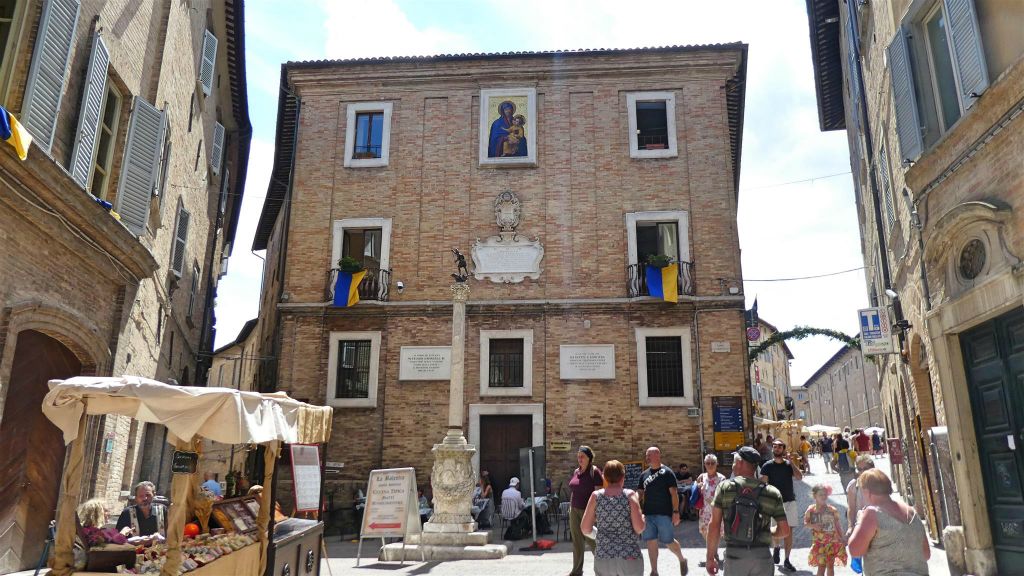 URBINO - de Via Vittorio Veneto straat