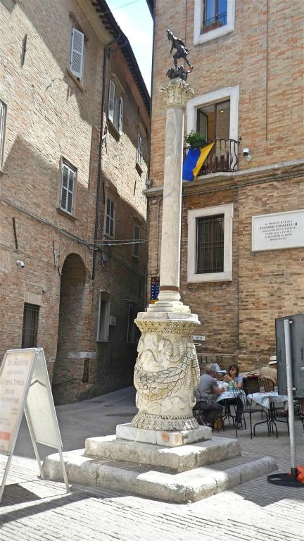 URBINO - het San Crescentino monument