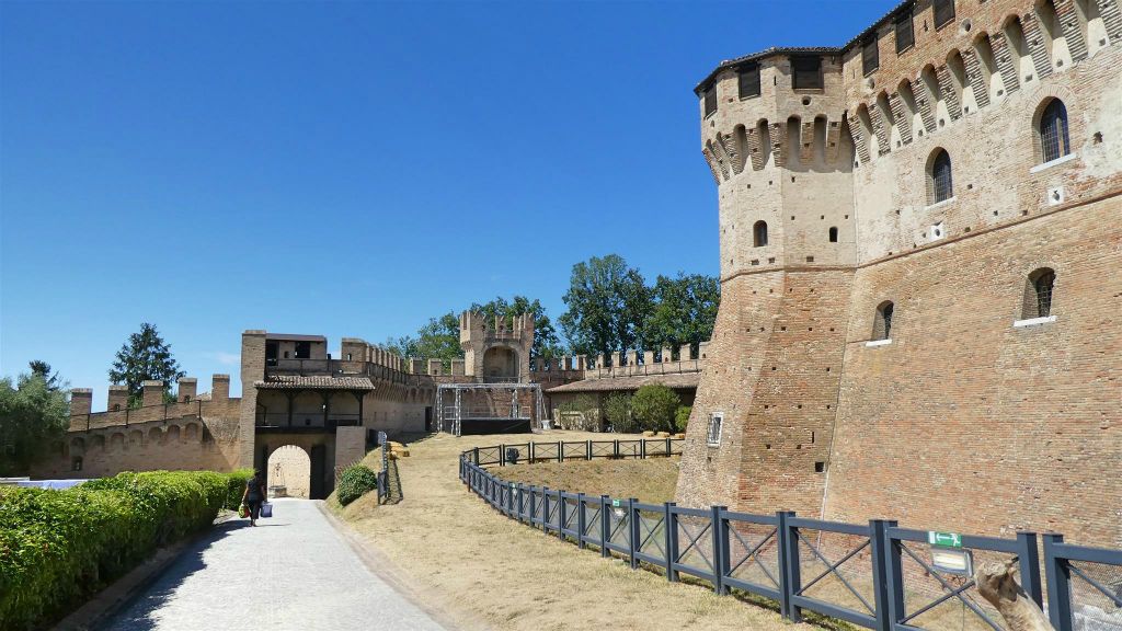 GRADARA - de muren van het kasteel
