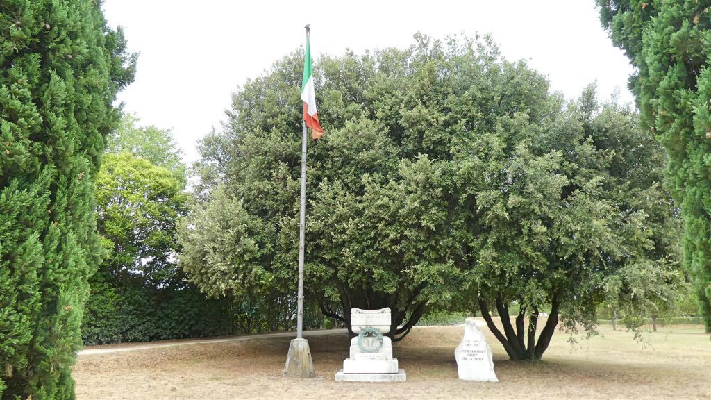 RAVENNA - een oorlogsmonument bij het mausoleum van Theodorik