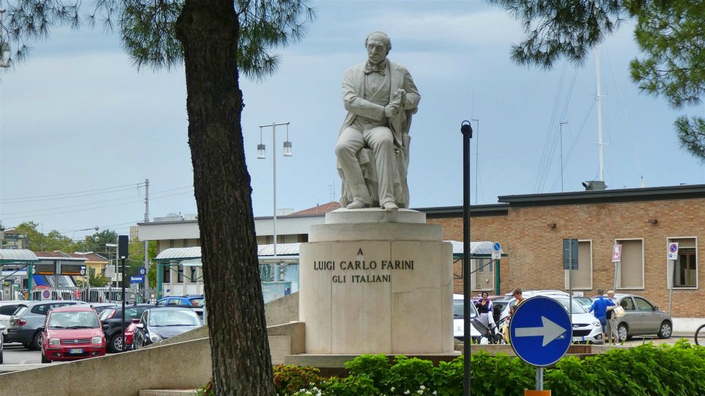 RAVENNA - een standbeeld ter ere van de Italiaanse staatsman Luigi Carlo Farini (1812-1866)