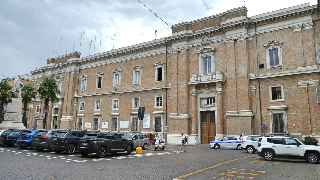RAVENNA - een gebouw met oa het postkantoor