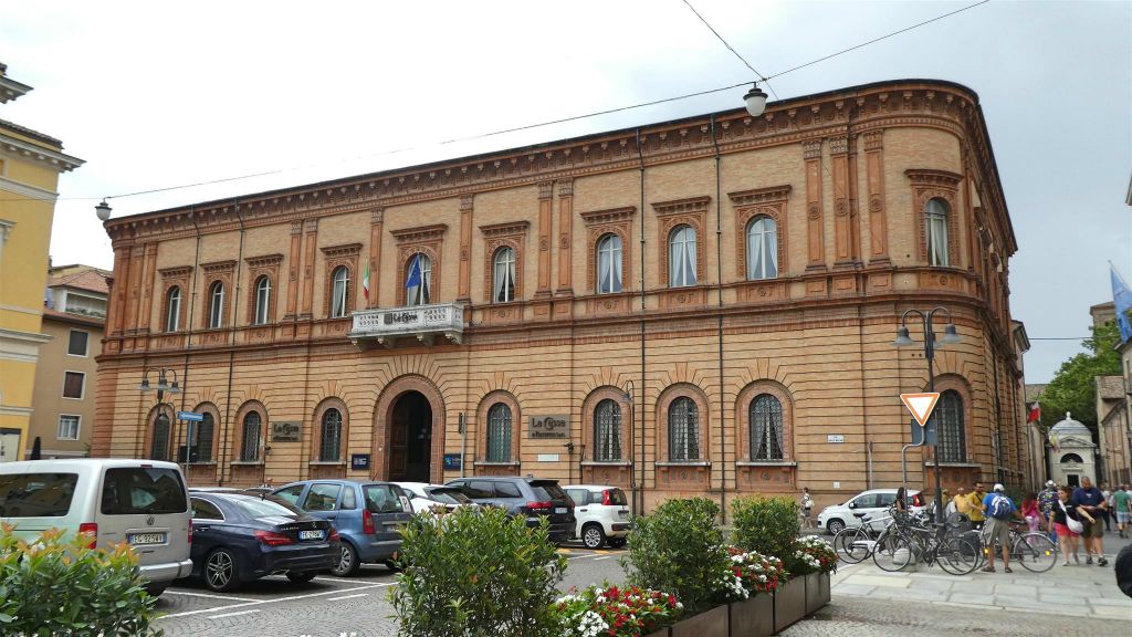 RAVENNA - het bankgebouw van de La Cassa di Ravenna SpA