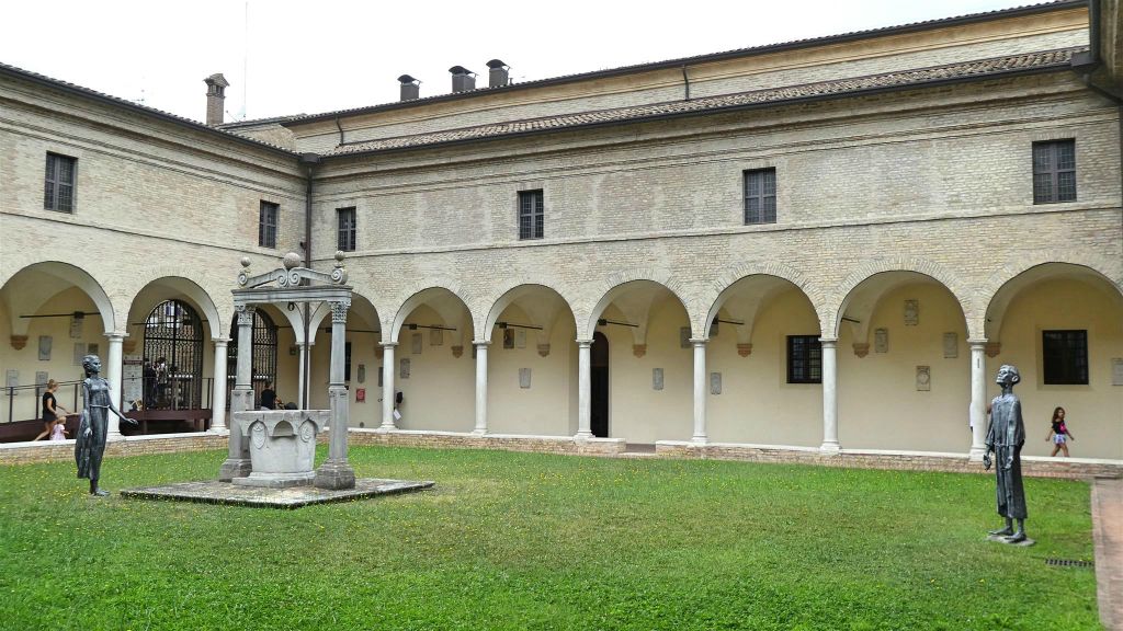RAVENNA - een binnenplaats bij het Dante museum