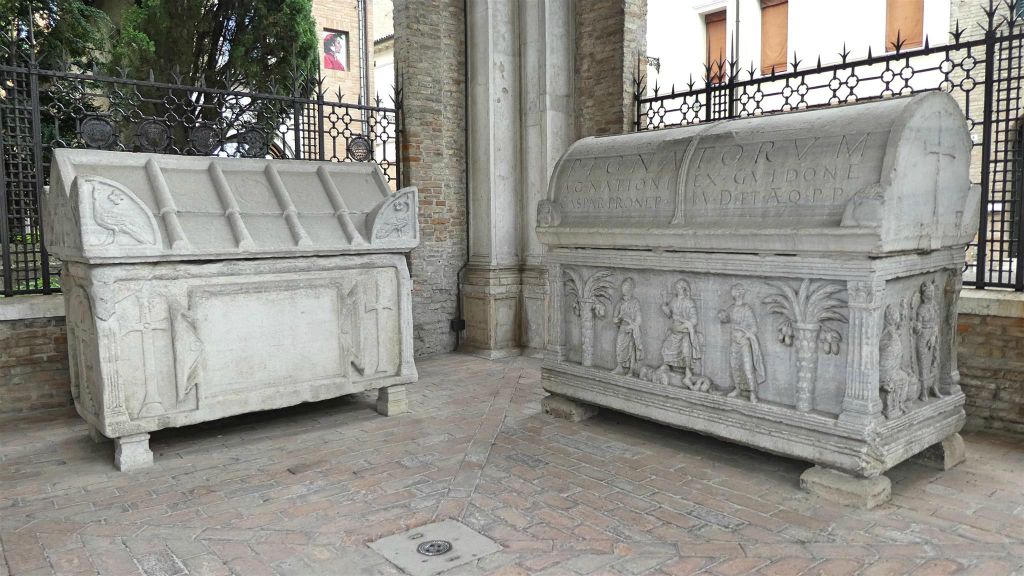 RAVENNA - enkele grafkisten