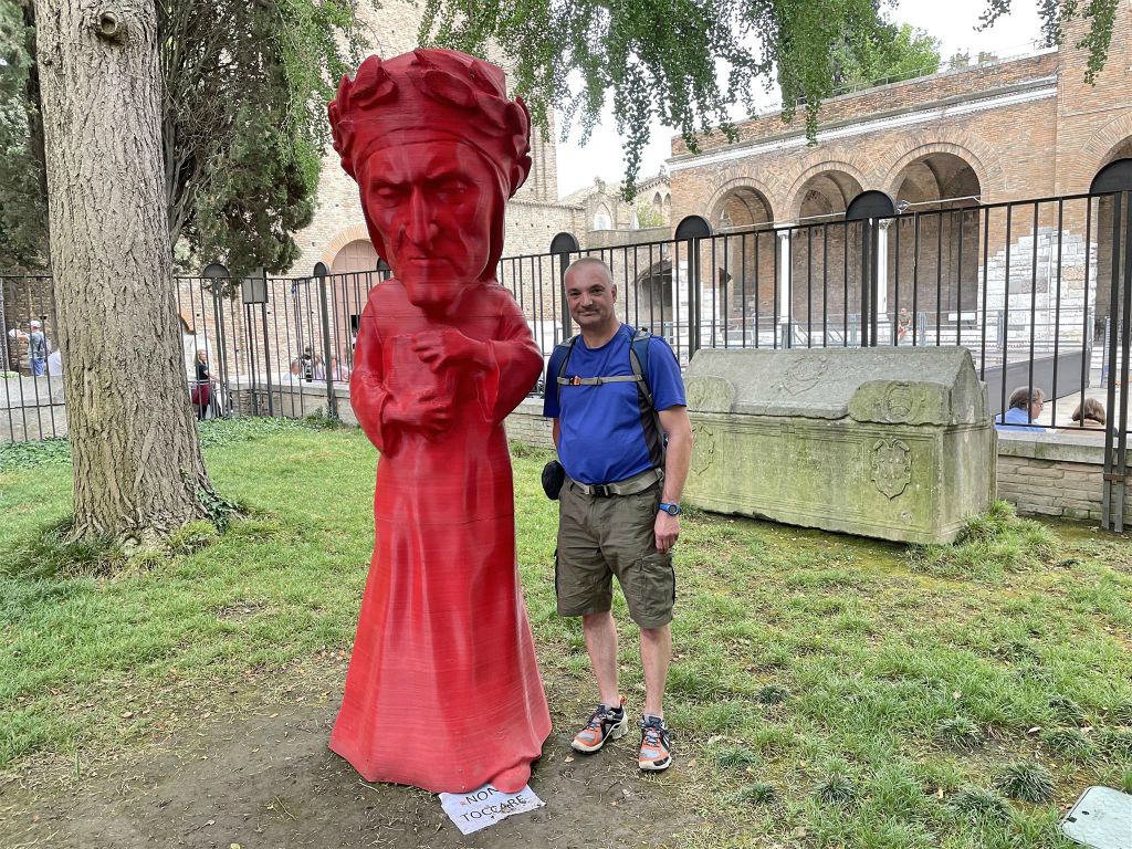 RAVENNA - Carlos bij een kunstwerk bij een Dante kunstgallerij
