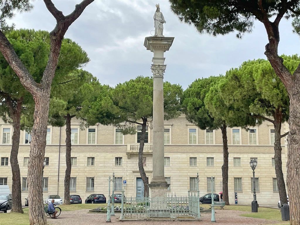 RAVENNA - een zuil
