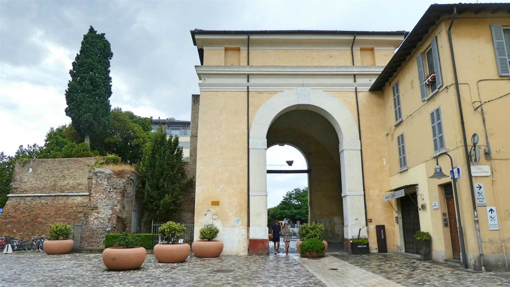 RAVENNA - de stadspoort Porta Adriana