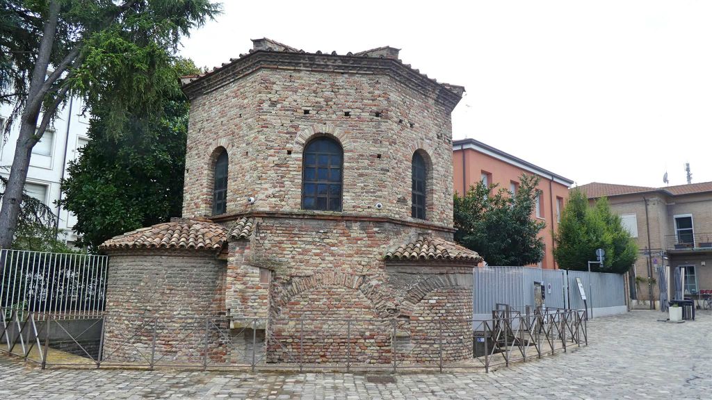 RAVENNA - het baptisterium van de Arianen