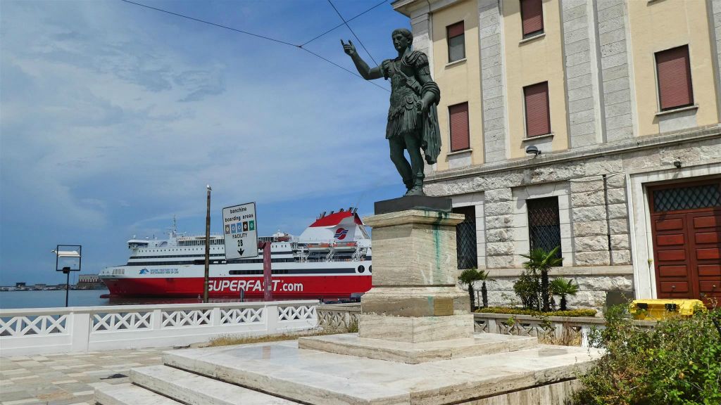 ANCONA - het Trajanus standbeeld
