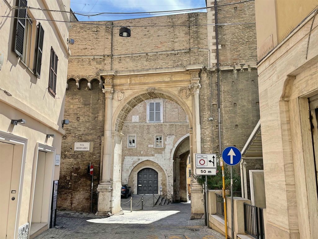 ANCONA - een stadspoort