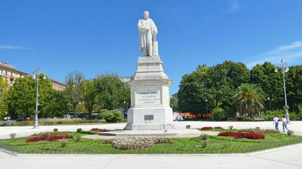 ANCONA - een standbeeld ter ere van de Italiaanse staatsman graaf Camillo Benso di Cavour (1810-1861)