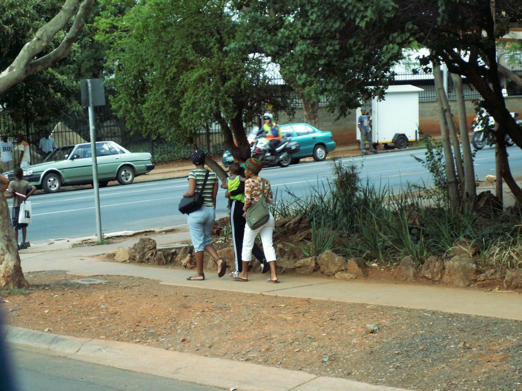 PRETORIA - enkele mensen op straat