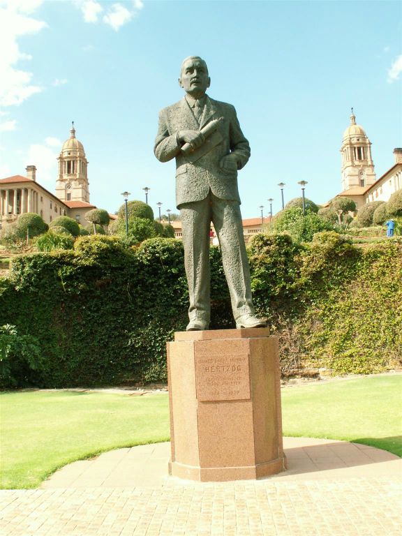 PRETORIA - een standbeeld bij de Union Buildings ter ere van de eerste minister