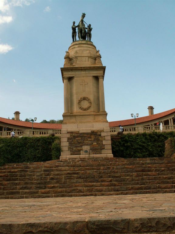 PRETORIA - een standbeeld bij de Union Buildings