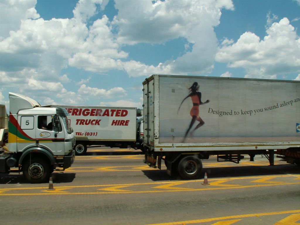 PRETORIA -> KRUGER NATIONAL PARK - enkele vrachtwagens bij een tolpas