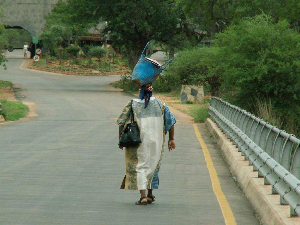 KRUGER NATIONAL PARK -> SWAZILAND - een vrouw met een tas op haar hoofd